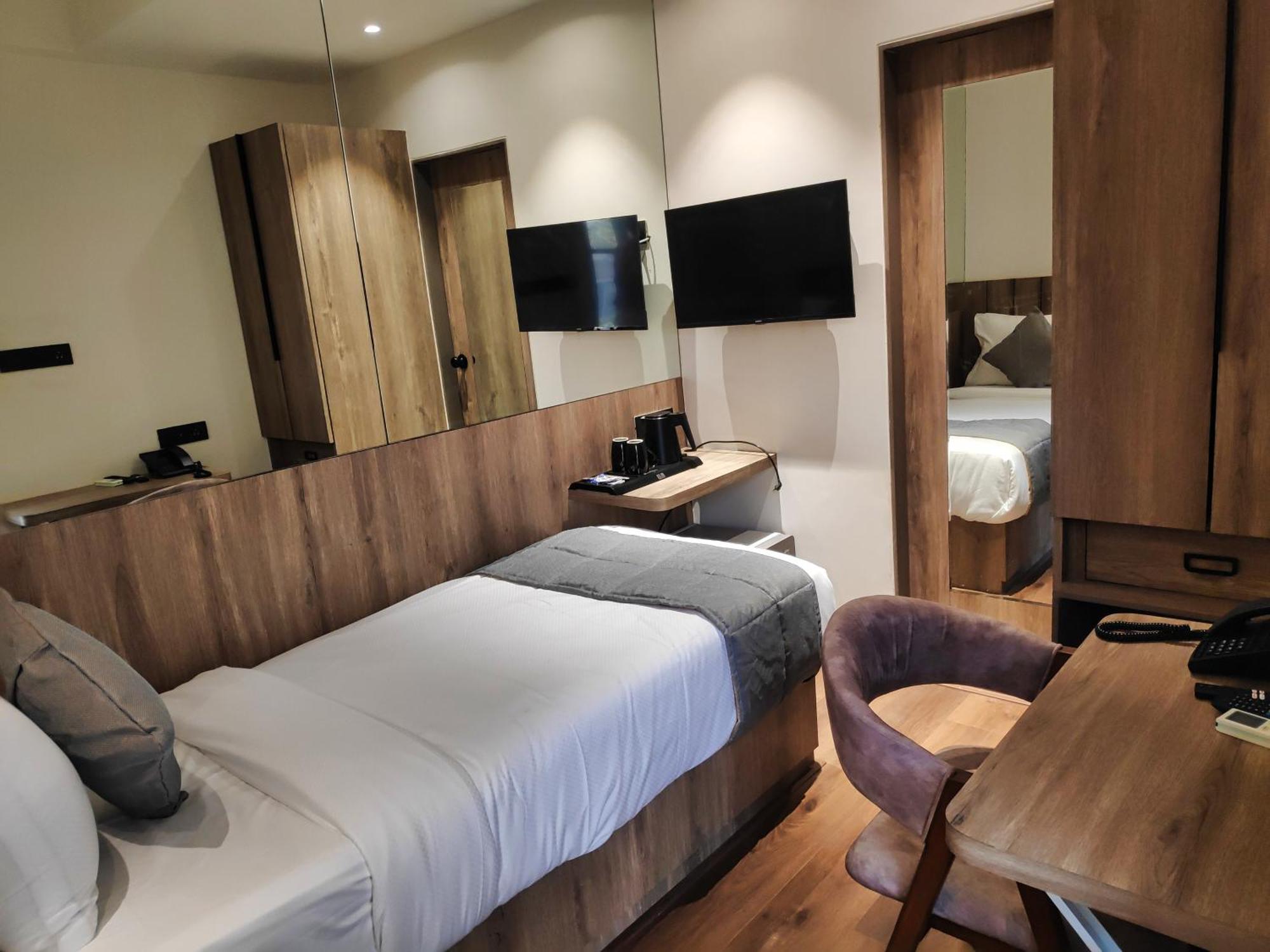 Maxxvalue Midc - Andheri Hotel